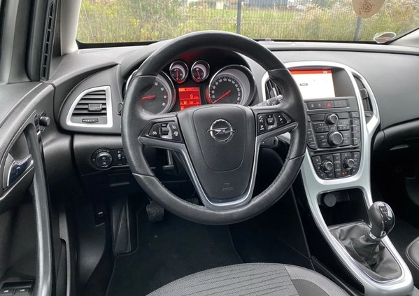 Opel Astra cena 37999 przebieg: 173000, rok produkcji 2015 z Rumia małe 667